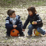 Kinder sitzen auf Bällen (c) DieterSchütz / pixelio.de