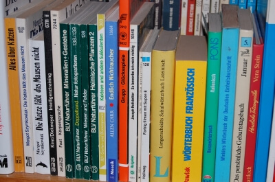 Bücher im Regal (c) H. E. Balling  / pixelio.de