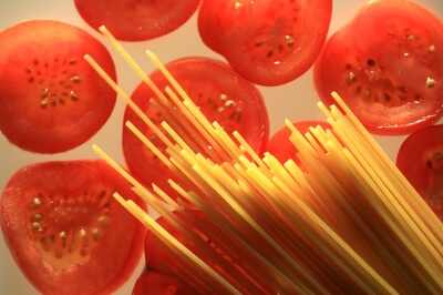 Ernährung | Mahlzeit Spaghetti mit Tomaten (c) Rainer Sturm / pixelio.de