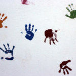 Kinderhände auf Tapete (c) knipseline / pixelio.de
