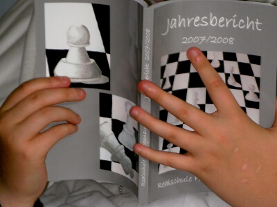 Mädchen liest Buch (c) Hartmut910  / pixelio.de
