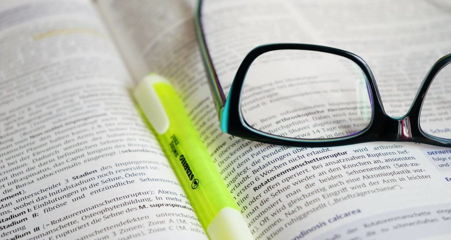 Lesebrille beim Studium auf dem Fachbuch (c) Hans / pixabay.de