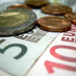Geld | Münzen und 15 Euro als Scheine (c) artefaktum / pixelio.de
