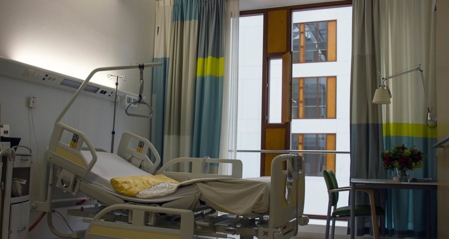 Zimmer in einem Krankenhaus (c) corgaasbeek / pixabay.de